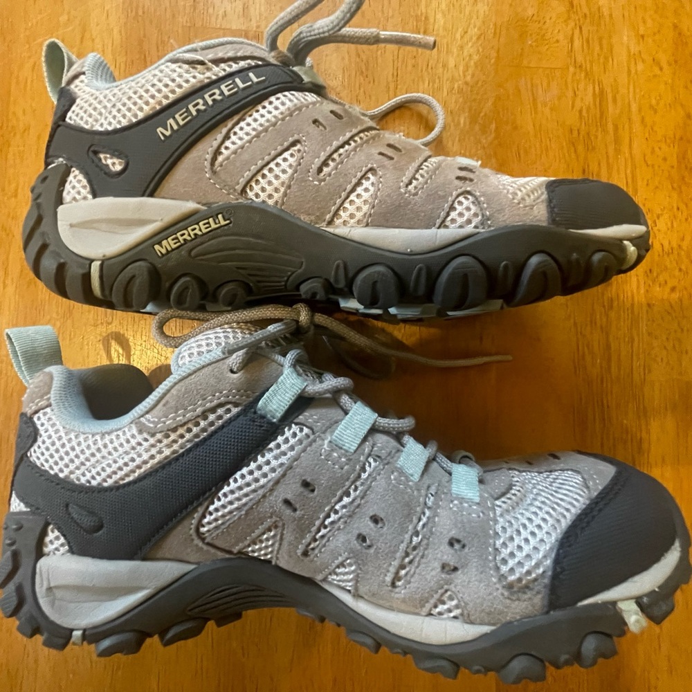 Merrell Hiking Shoe (women's 6)